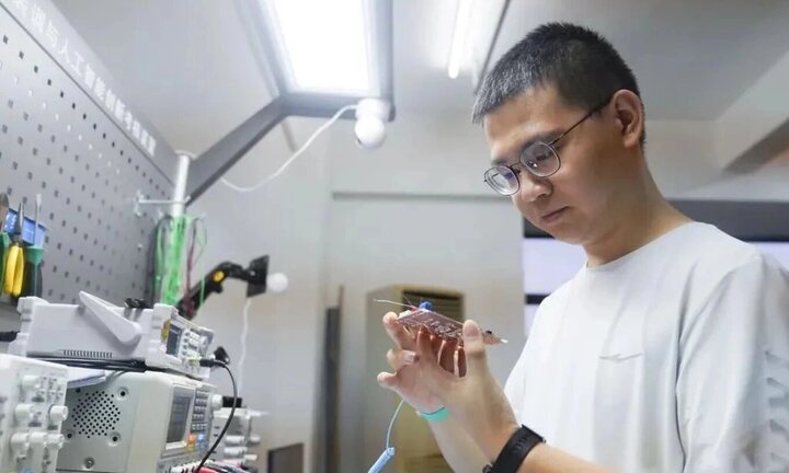 Được mời làm phó giáo sư tại một trường đại học, chàng trai 21 tuổi có câu trả lời gây