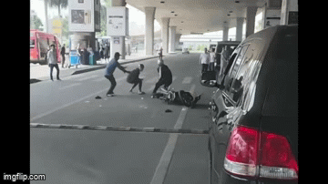 Khống chế hai thanh niên phóng xe 