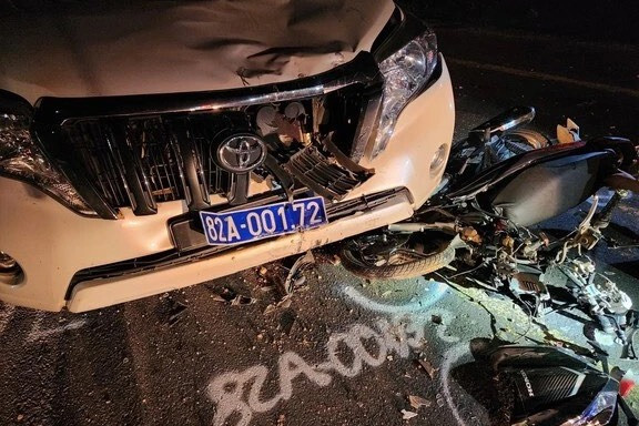 Kon Tum: Ô tô biển xanh của Sở NN&PTNT gây tai nạn, 1 người nguy kịch