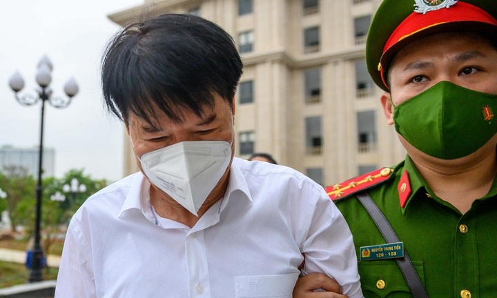 Những hình ảnh cựu Thứ trưởng Bộ Y tế Trương Quốc Cường ngày đầu hầu tòa