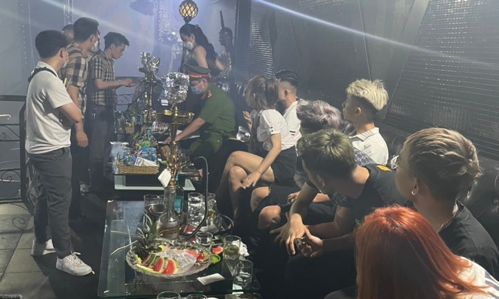 Hà Nội: Bắt hàng chục đối tượng đang bay lắc trong quán bar 