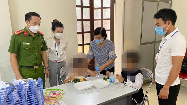 Xử lý thế nào người cha “hổ dữ” lột quần áo, trói tay con gái treo trên trần nhà?