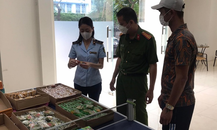 Người đàn ông nhập cả lô bánh Trung thu Trung Quốc về Hà Nội tiêu thụ chỉ vì thấy ngon