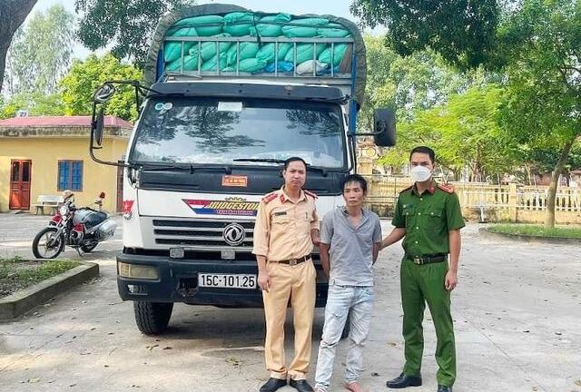 Hé lộ lý do tài xế xe tải chở hơn 400 bao chấu tăng ga khi gặp công an