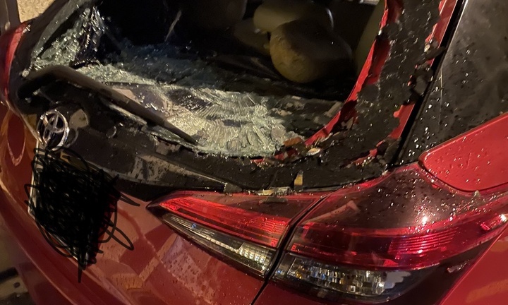 Mâu thuẫn vì làm ăn, bà chủ đập nát kính ô tô của đối tác sắp hầu tòa