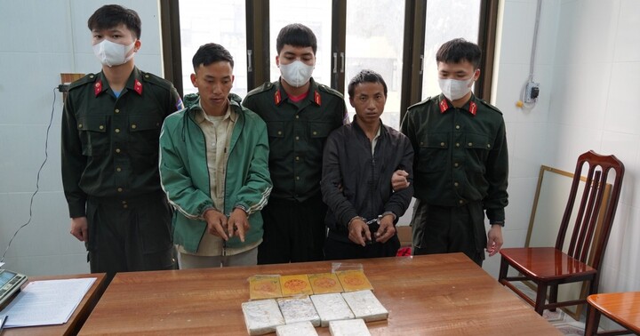 Ôm một chăn bông chứa 10 bánh hêrôin đi giao dịch thì bị bắt