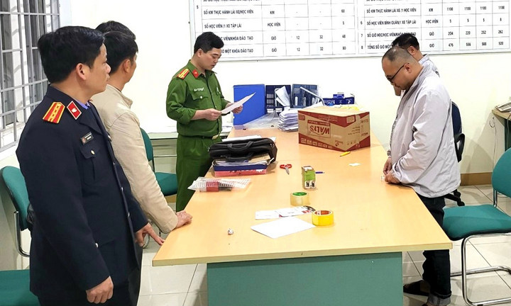 Vì sao Giám đốc trung tâm sát hạch lái xe ở Hòa Bình bị khởi tố?