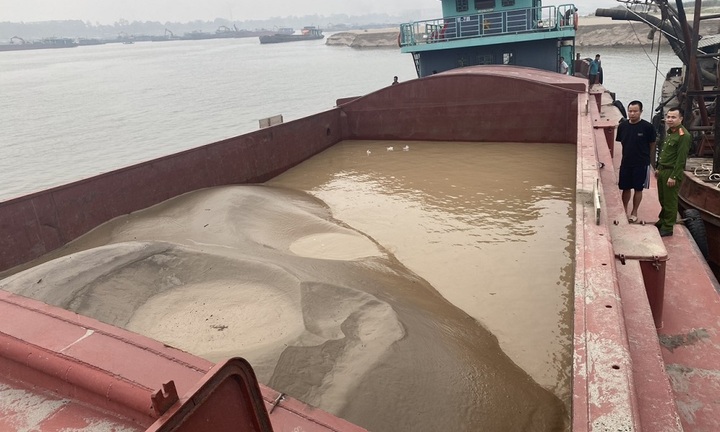 Công an “giăng lưới” bắt nhóm “cát tặc” trên sông Hồng sau một thời gian “mật phục”