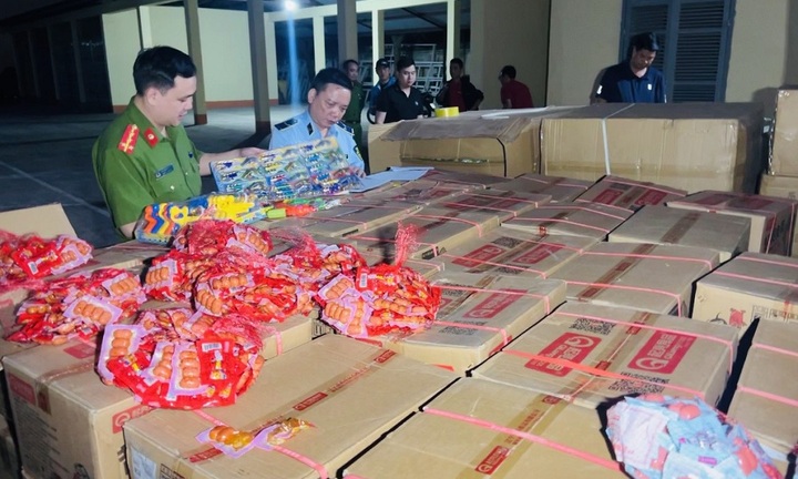 Thu giữ hơn 66.000 sản phẩm đồ chơi trẻ em và thực phẩm mua gom trôi nổi trên thị trường