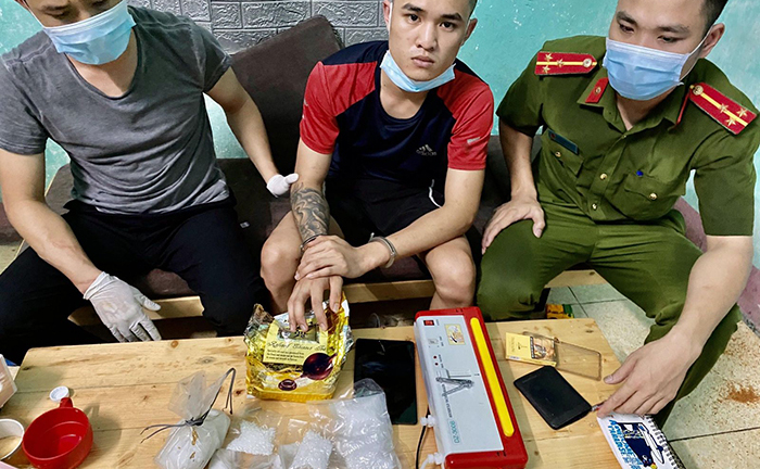 Trùm ma tuý thả chó dữ chống trả lực lượng công an khi bị vây bắt