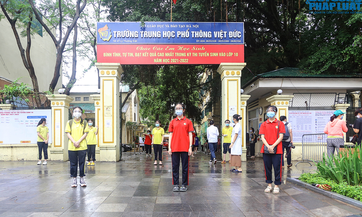 Sĩ tử Hà Nội đeo màng chắn giọt bắn đi thi vào lớp 10 