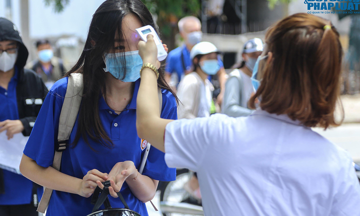 Thí sinh Hà Nội làm thủ tục dự thi tốt nghiệp THPT 2021: Phân chia 4 làn đo thân nhiệt, rào chắn hạn chế đông người