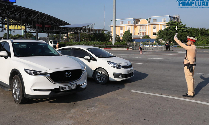 Cận cảnh ngày đầu chốt chặn kiểm soát người và xe tại các