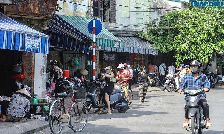 Hà Nội ngày đầu thực hiện Công điện 15: Chợ cóc, hàng rong vẫn nhộn nhịp