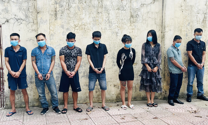 Chủ quán karaoke phối hợp bắt quả tang 8 thanh niên 