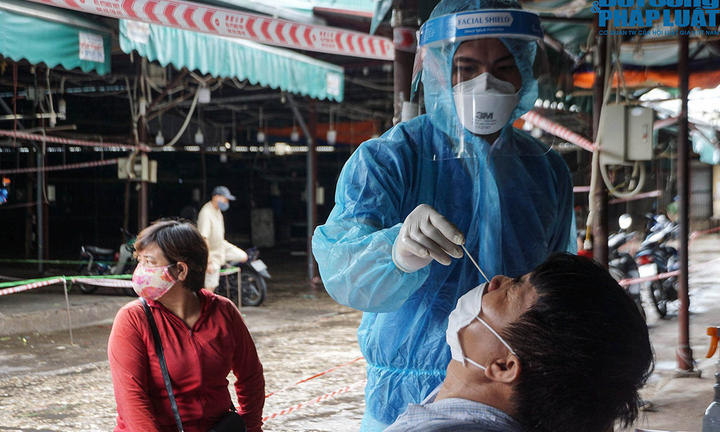 Xét nghiệm cho hàng trăm tiểu thương chợ Phùng Khoang sau khi phát hiện ca mắc COVID-19