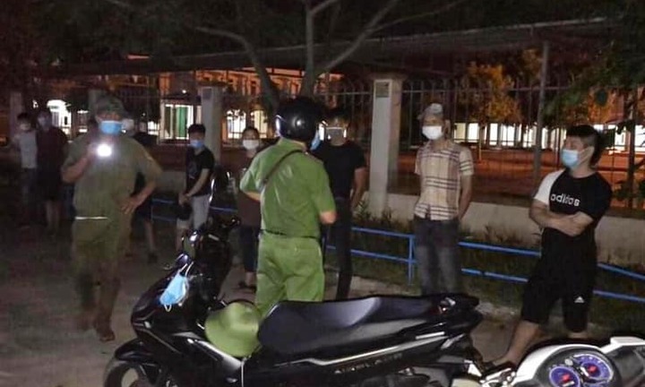 Chưa kịp đánh ghen, nhóm thanh niên đã bị xử phạt vì vi phạm quy định phòng chống dịch COVID-19