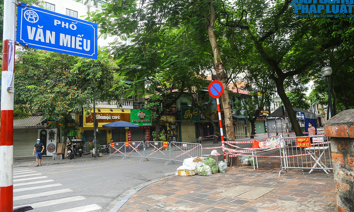 Hà Nội: Dựng hàng rào, chốt chặn các ngả ngăn người vượt khu phong toả ở quận Đống Đa