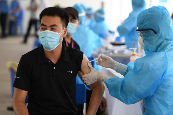 Nguyên cục trưởng Y tế dự phòng: Tiêm đủ 2 mũi mà không cho đi làm thì… phí vaccine