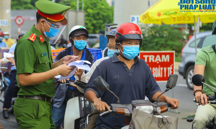 Ảnh: Chốt kiểm soát vùng đỏ ùn tắc nhẹ, đa số người dân chưa có giấy đi đường mẫu mới