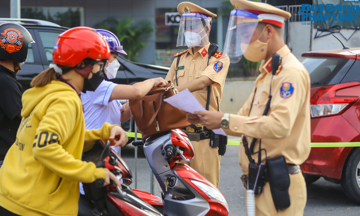 Hà Nội ngày đầu áp dụng phân vùng: Chốt kiểm soát vùng đỏ ùn tắc nhẹ, nhiều người dân chưa có giấy đi đường mẫu mới