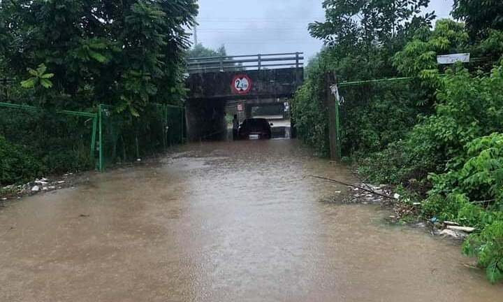 Hà Nội mưa lớn vì ảnh hưởng bão số 7: Xe ô tô chết máy, người dân vất vả di chuyển sáng đầu tuần
