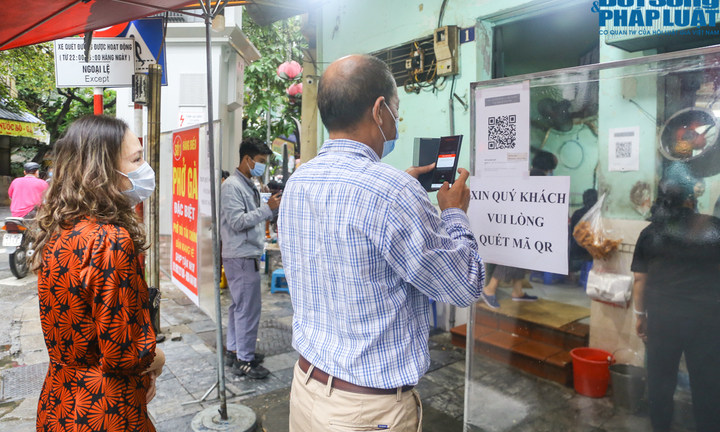Người Hà Nội xếp hàng quét mã QR, quán phở phải dừng nhận khách để đảm bảo giãn cách