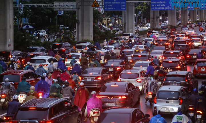 Đường phố ùn tắc dù chưa đến giờ cao điểm, người Hà Nội 