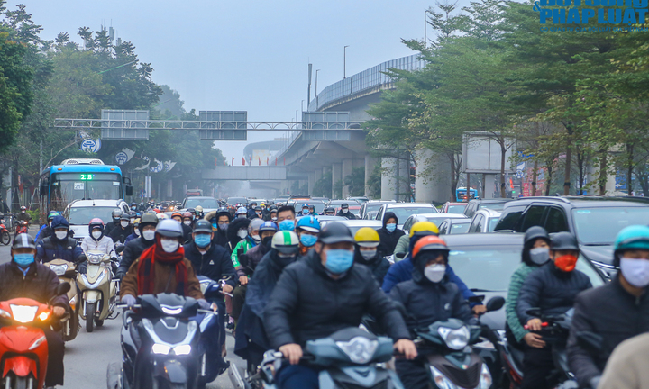 Người dân Hà Nội đội mưa, chen chúc di chuyển trong ngày đầu đi làm sau Tết
