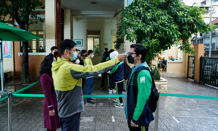 Học sinh THCS Hà Nội ngày đầu tiên trở lại trường: Hân hoan, phấn khởi