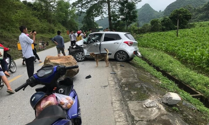 Cao Bằng: Đá núi rơi chèn nát đầu ôtô, tài xế may mắn thoát nạn