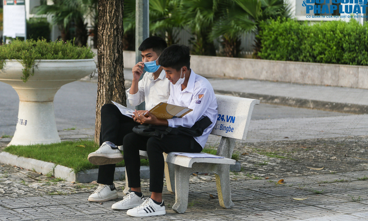 Kết thúc ngày đầu kỳ thi tốt nghiệp THPT 2022: Thí sinh nhăn nhó 