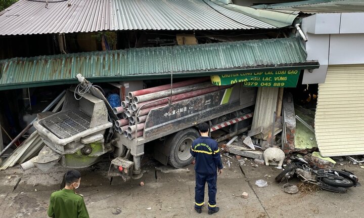 Hà Nội: Xe trộn bê tông lao vào nhà dân, tài xế bị kẹt trong cabin