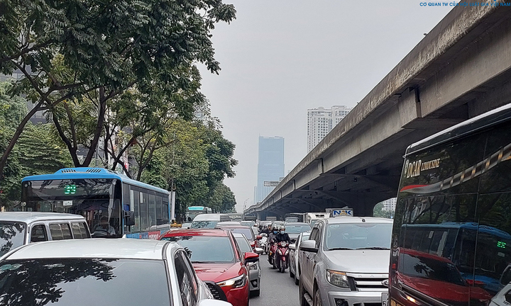 Nhiều tuyến đường cửa ngõ Hà Nội ùn tắc từ trưa 28 Tết