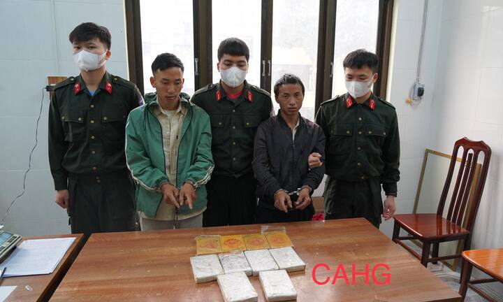 Hà Giang: Bắt quả tang 2 đối tượng vận chuyển, mua bán 10 bánh heroin