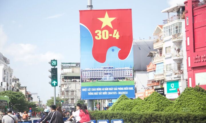Đường phố Hà Nội trang hoàng, rực rỡ cờ hoa chào mừng lễ 30/4 và 1/5