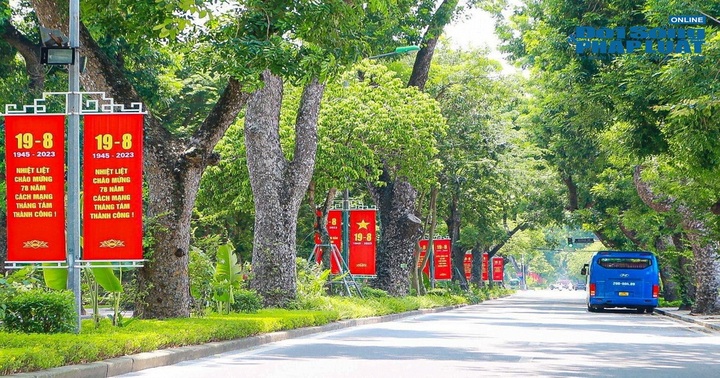 Đường phố Hà Nội trang hoàng, rực rỡ cờ hoa chào mừng Quốc khánh 2/9