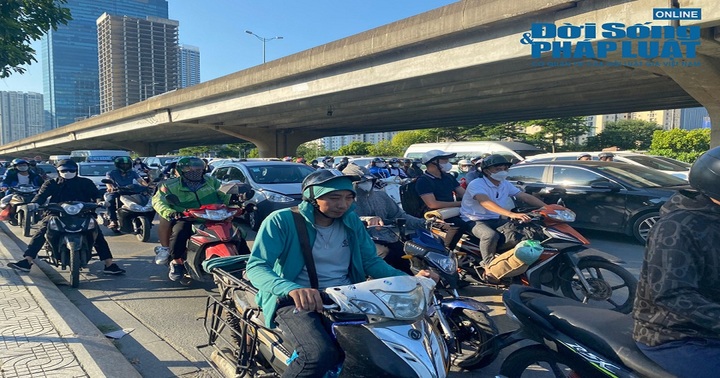 Giao thông Hà Nội đông đúc, ùn tắc trong ngày làm việc cuối cùng trước kỳ nghỉ lễ 2/9