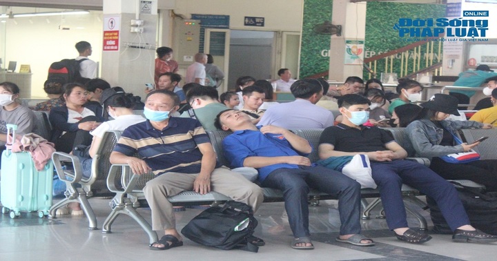 Người dân hối hả về quê nghỉ lễ Quốc Khánh dưới cái nắng gay gắt của Hà Nội