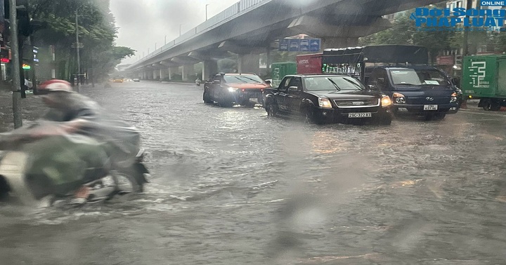 Đường Hà Nội ngập cả nửa mét, ô tô, xe máy nơi nhích từng chút, chỗ nằm im chết máy