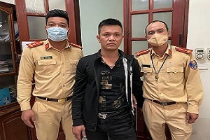 Bị CSGT kiểm tra nồng độ cồn, thanh niên vội bỏ chạy vì mang 