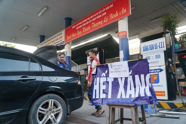Nhiều cửa hàng xăng dầu tại Hà Nội tạm nghỉ vì hết hàng, chờ tiếp thêm nhiên liệu