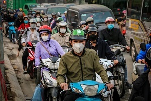 Rào chắn chiếm 2/3 đường Nguyễn Xiển, dân khốn khổ chịu cảnh ùn tắc