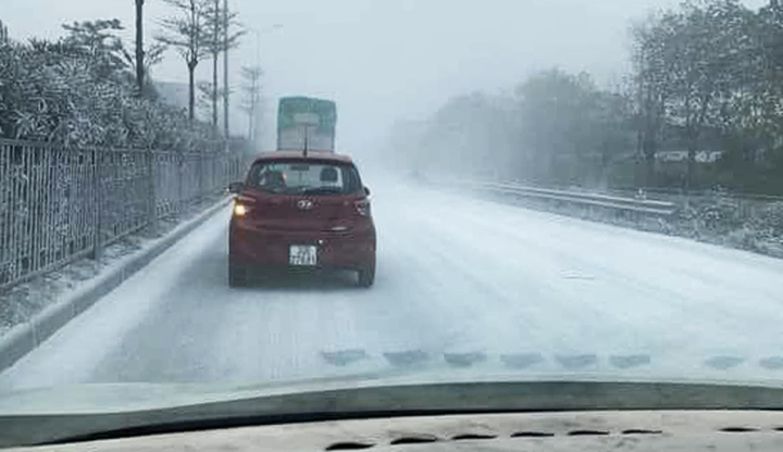 Nguyên nhân hiện tượng “phủ tuyết” trắng đường quốc lộ 5 đoạn qua Gia Lâm