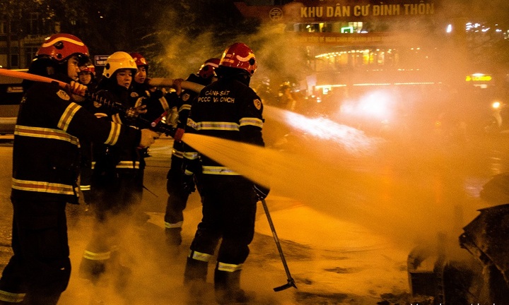 Ô tô bốc cháy dữ dội trên đường Phạm Hùng