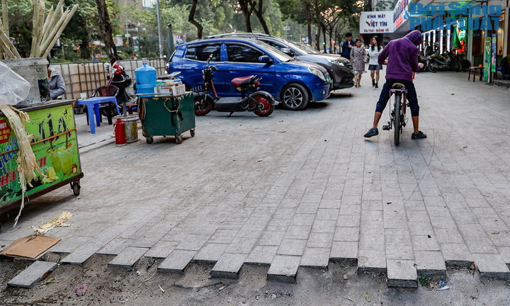 Hà Nội: Đá lát vỉa hè lún nứt, oằn mình 