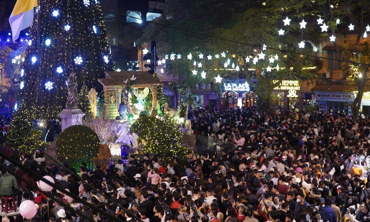 Biển người nô nức kéo nhau đến Nhà thờ lớn Hà Nội đón Giáng sinh 