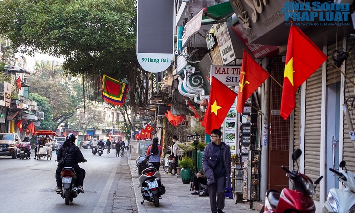 Đường Hà Nội rực rỡ sắc đỏ trong ngày đầu Tết Dương lịch 2023