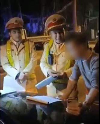 Cục CSGT nói gì về clip CSGT test nhanh nồng độ cồn với tài xế?