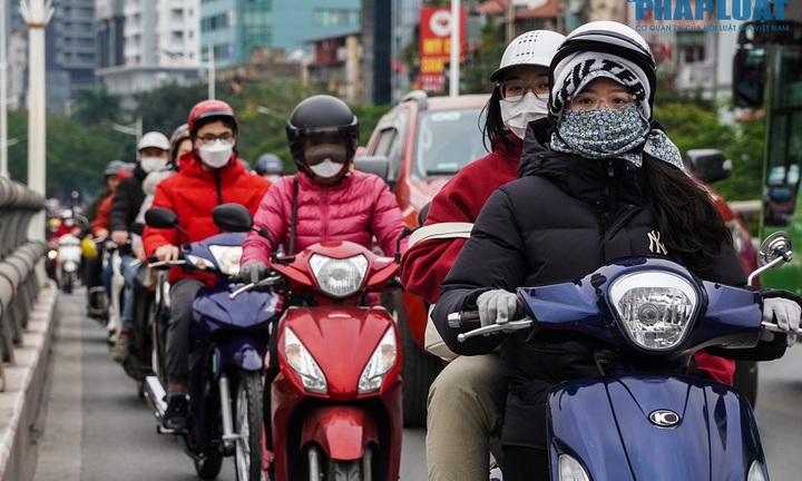Giao thông Hà Nội ùn tắc, dòng người mệt mỏi vì luồn lách để di chuyển ngày 27 Tết